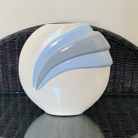 Vintage 1980s Art Deco Style Cornflower Blue and Cream Flat Round Ceramic Vase - Picture 11 of 13